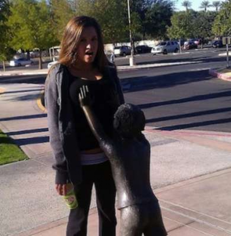 Illustration de l'article : When these 20 people come across a statue, they can't help letting their imagination run wild!