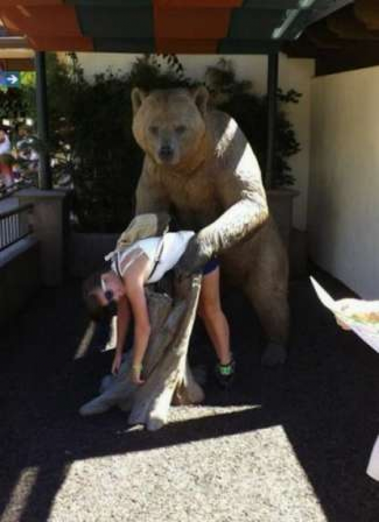 Illustration de l'article : When these 20 people come across a statue, they can't help letting their imagination run wild!