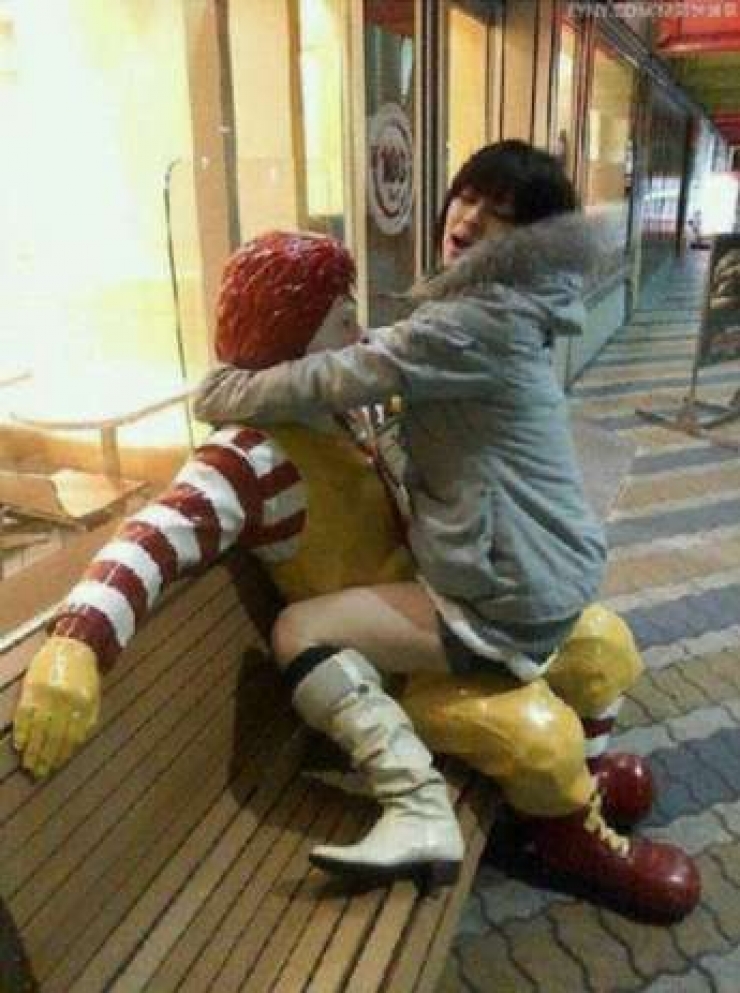 Illustration de l'article : When these 20 people come across a statue, they can't help letting their imagination run wild!