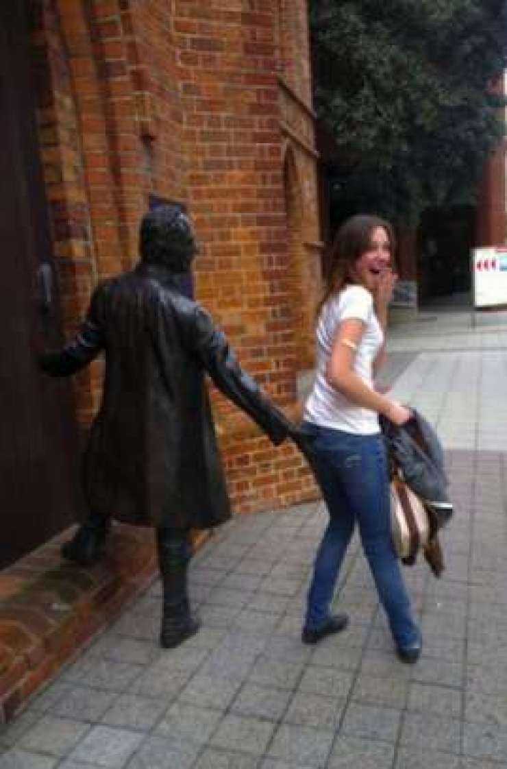 Illustration de l'article : When these 20 people come across a statue, they can't help letting their imagination run wild!