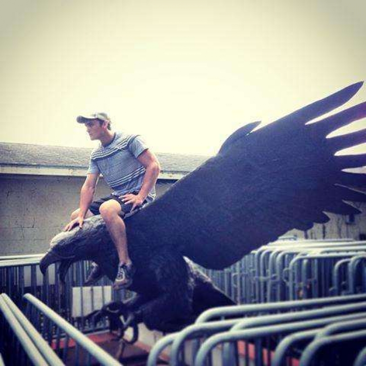 Illustration de l'article : When these 20 people come across a statue, they can't help letting their imagination run wild!