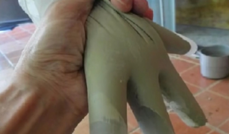 Illustration de l'article : He puts cement in plastic gloves, and two days later the result is impressive!