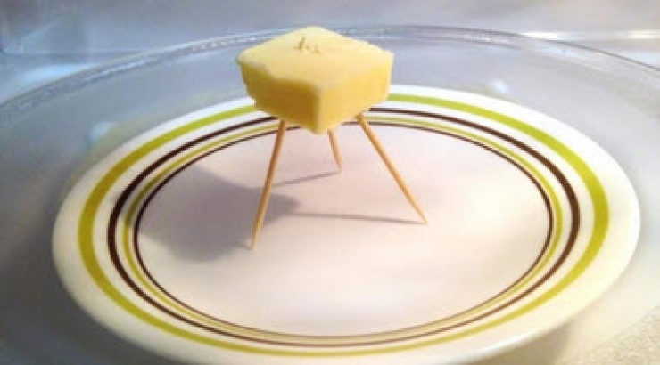 Illustration de l'article : Put 4 toothpicks in a potato like this, a trick that I would’ve liked to have known before!