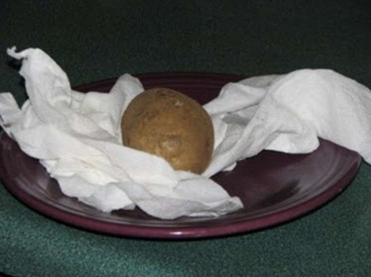 Illustration de l'article : Put 4 toothpicks in a potato like this, a trick that I would’ve liked to have known before!