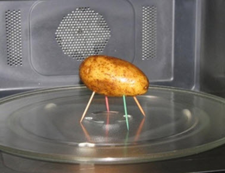 Illustration de l'article : Put 4 toothpicks in a potato like this, a trick that I would’ve liked to have known before!