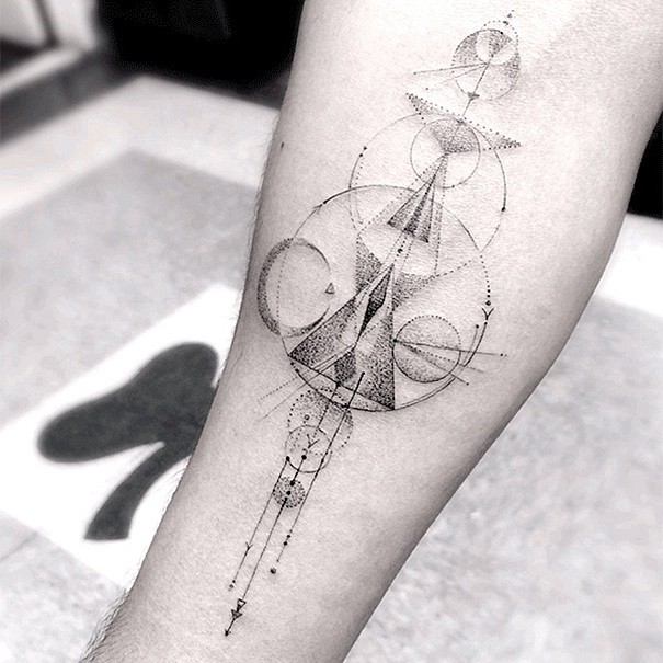 Illustration de l'article : The top geometric tattoos: 13 tattoos created by Dr. Woo