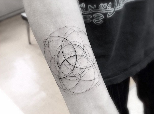 Illustration de l'article : The top geometric tattoos: 13 tattoos created by Dr. Woo