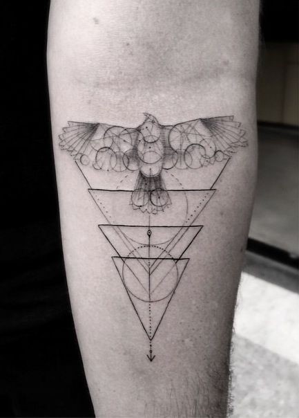 Illustration de l'article : The top geometric tattoos: 13 tattoos created by Dr. Woo