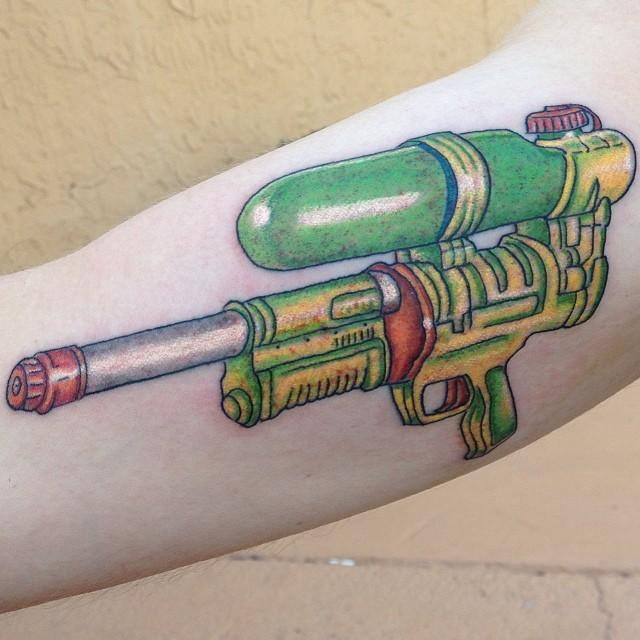 Illustration de l'article : 18 tattoos from the 90s that are totally outdated today!