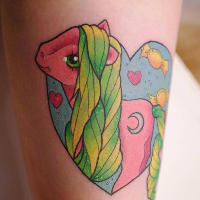 Illustration de l'article : 18 tattoos from the 90s that are totally outdated today!