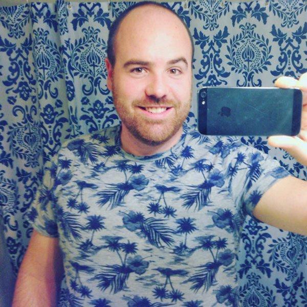 Illustration de l'article : 20 funny pictures of people who never should’ve dressed that way today!