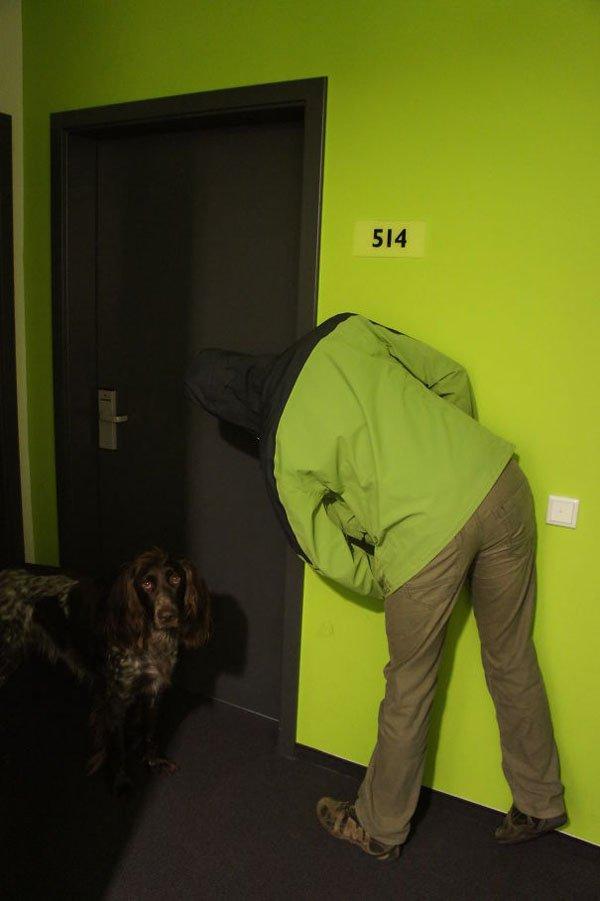 Illustration de l'article : 20 funny pictures of people who never should’ve dressed that way today!