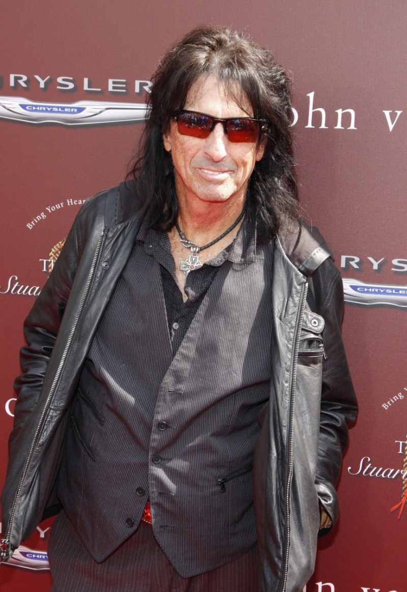 Illustration de l'article : Top 15 gifts that have been given to celebrities from the creepiest fans 