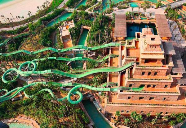 Illustration de l'article : The 15 most mind-blowing water slides in the world!