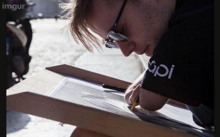 Illustration de l'article : Suffering from a deformity of the arms, Mariusz does amazingly realistic portraits!