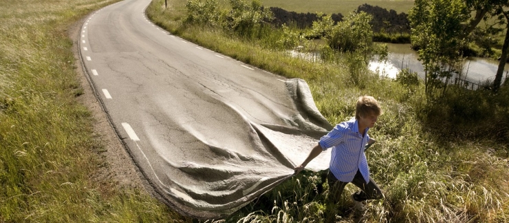 Illustration de l'article : Starting with everyday photos, Erik Johnsson creates surprising optical illusions!