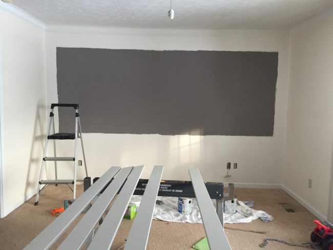 Illustration de l'article : She starts by painting a gray rectangle on the wall... I'm jealous of this brilliant idea!