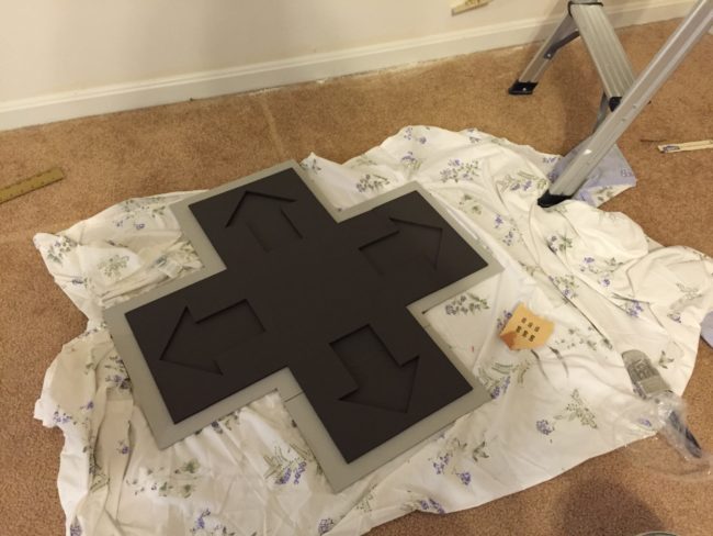 Illustration de l'article : She starts by painting a gray rectangle on the wall... I'm jealous of this brilliant idea!