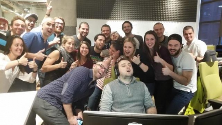 Illustration de l'article : He falls asleep at work and his colleagues take a photo that's quickly going viral! But when internet users add their touch...