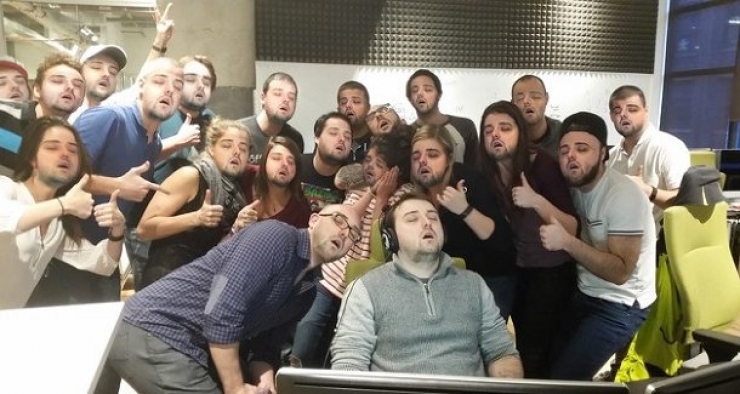 Illustration de l'article : He falls asleep at work and his colleagues take a photo that's quickly going viral! But when internet users add their touch...