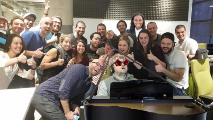 Illustration de l'article : He falls asleep at work and his colleagues take a photo that's quickly going viral! But when internet users add their touch...