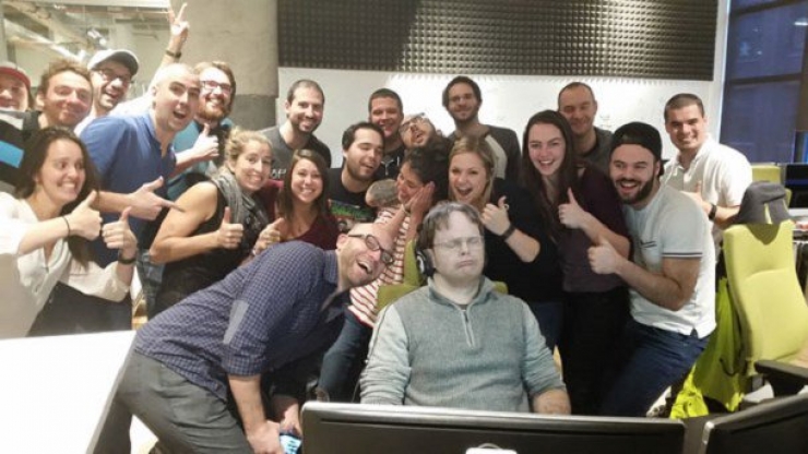 Illustration de l'article : He falls asleep at work and his colleagues take a photo that's quickly going viral! But when internet users add their touch...