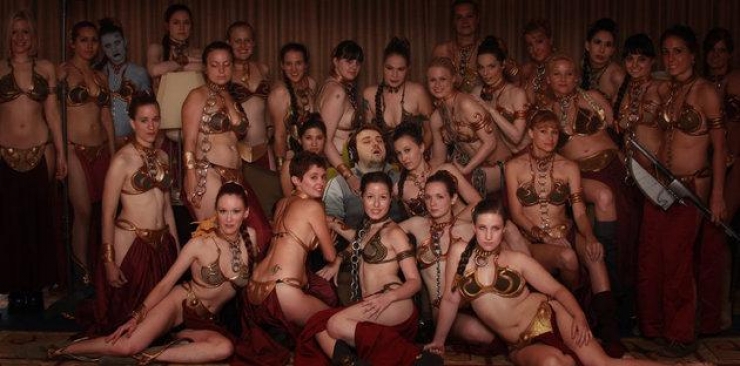 Illustration de l'article : He falls asleep at work and his colleagues take a photo that's quickly going viral! But when internet users add their touch...