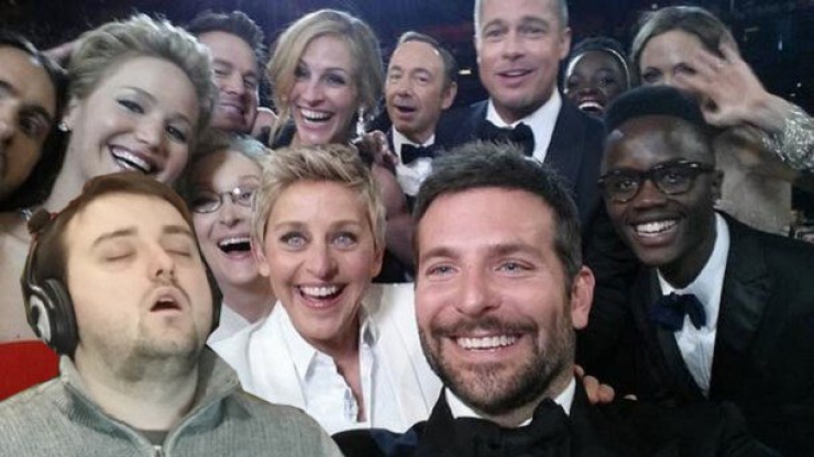 Illustration de l'article : He falls asleep at work and his colleagues take a photo that's quickly going viral! But when internet users add their touch...