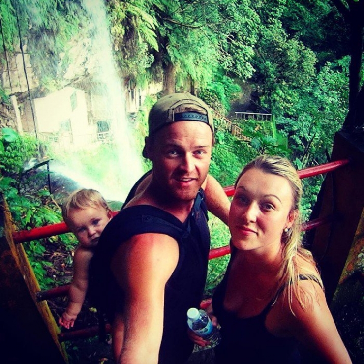 Illustration de l'article : She left to tour the world with her little 10-week old girl on her back... Some beautiful shots!