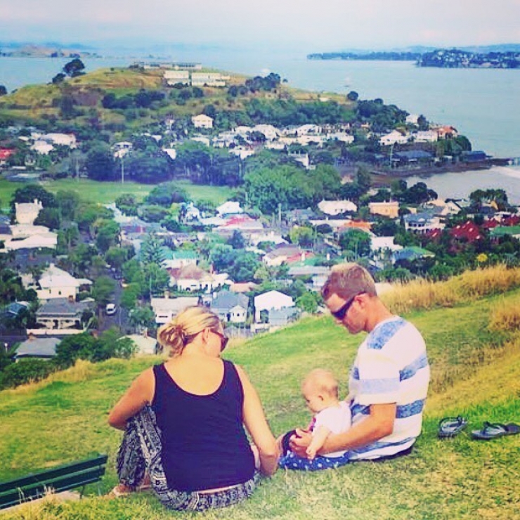 Illustration de l'article : She left to tour the world with her little 10-week old girl on her back... Some beautiful shots!