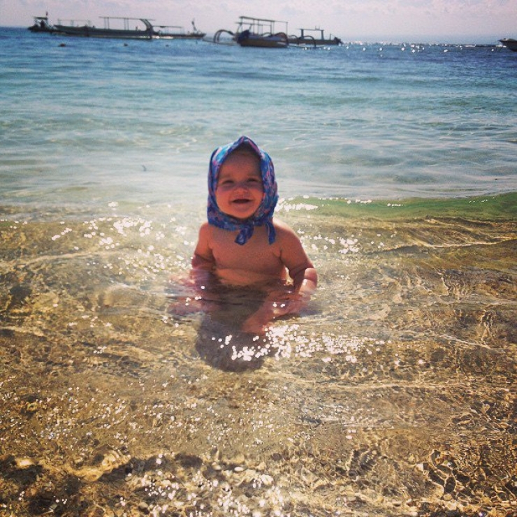 Illustration de l'article : She left to tour the world with her little 10-week old girl on her back... Some beautiful shots!