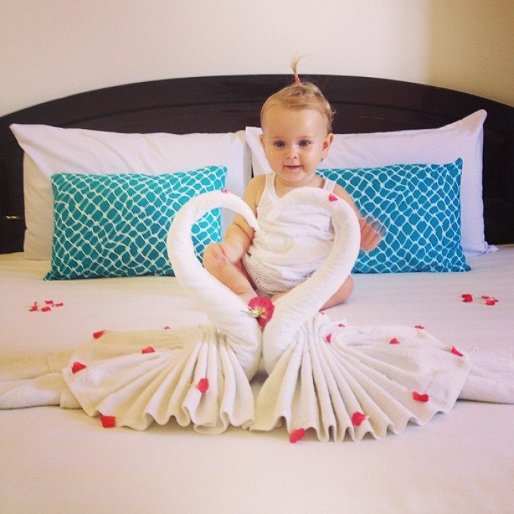 Illustration de l'article : She left to tour the world with her little 10-week old girl on her back... Some beautiful shots!