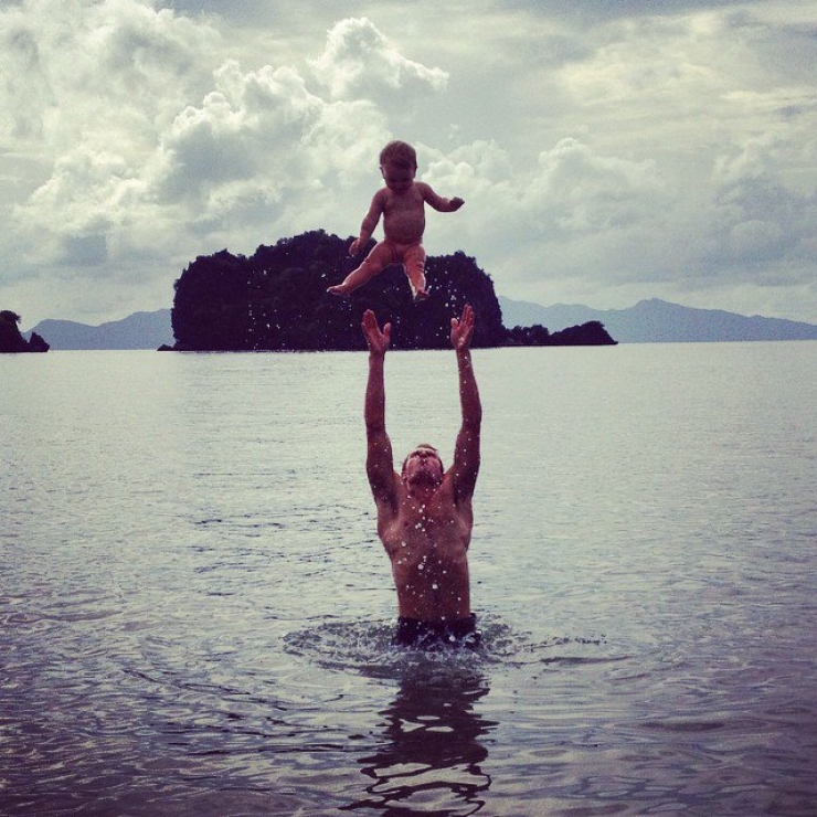 Illustration de l'article : She left to tour the world with her little 10-week old girl on her back... Some beautiful shots!