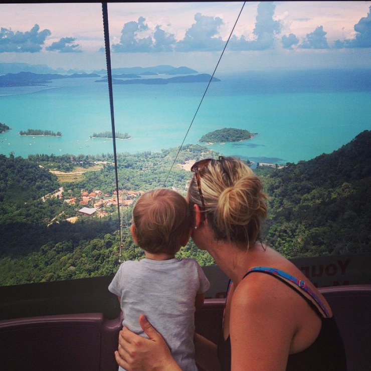 Illustration de l'article : She left to tour the world with her little 10-week old girl on her back... Some beautiful shots!