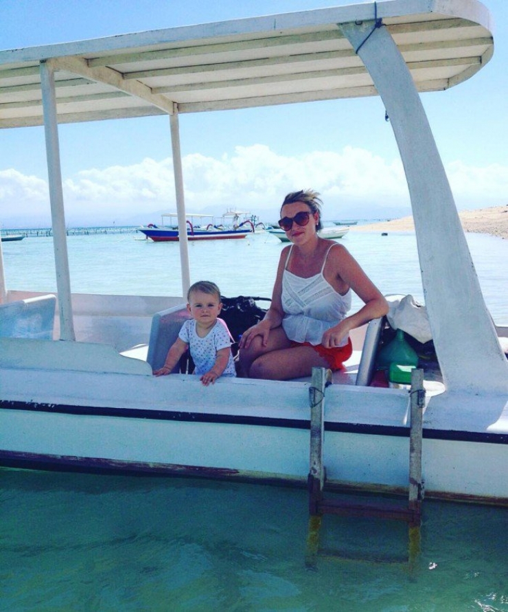 Illustration de l'article : She left to tour the world with her little 10-week old girl on her back... Some beautiful shots!