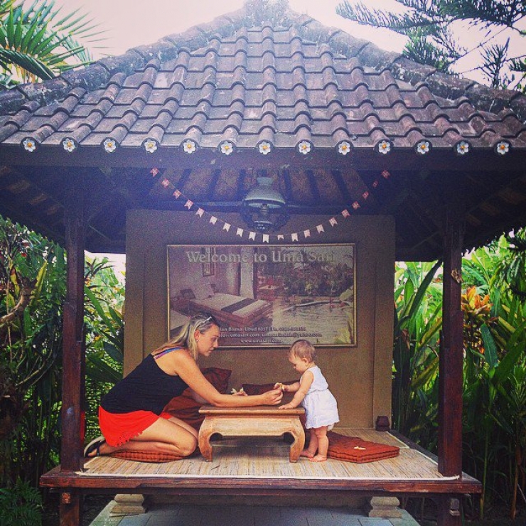 Illustration de l'article : She left to tour the world with her little 10-week old girl on her back... Some beautiful shots!