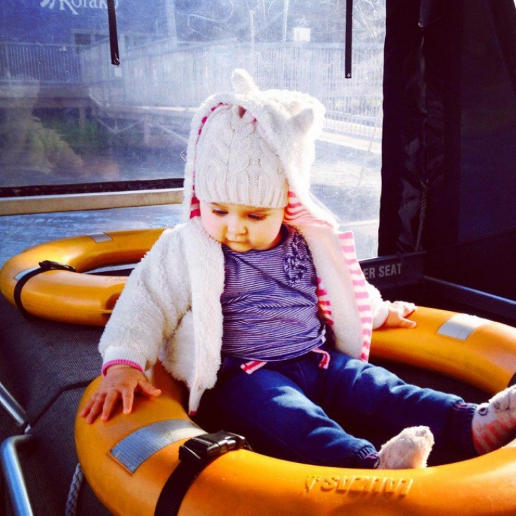 Illustration de l'article : She left to tour the world with her little 10-week old girl on her back... Some beautiful shots!