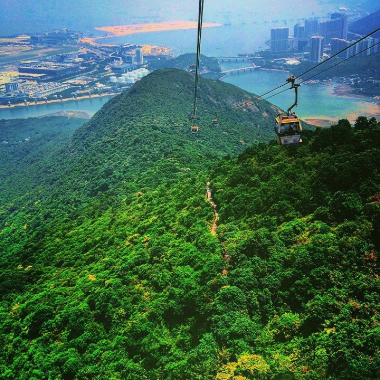 Illustration de l'article : She left to tour the world with her little 10-week old girl on her back... Some beautiful shots!