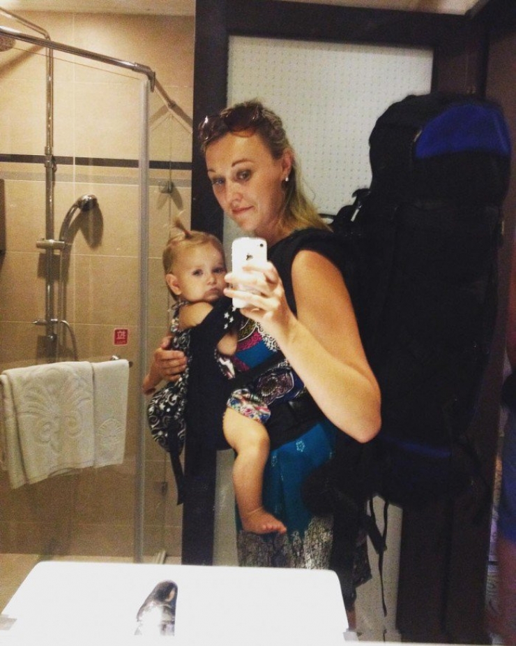 Illustration de l'article : She left to tour the world with her little 10-week old girl on her back... Some beautiful shots!