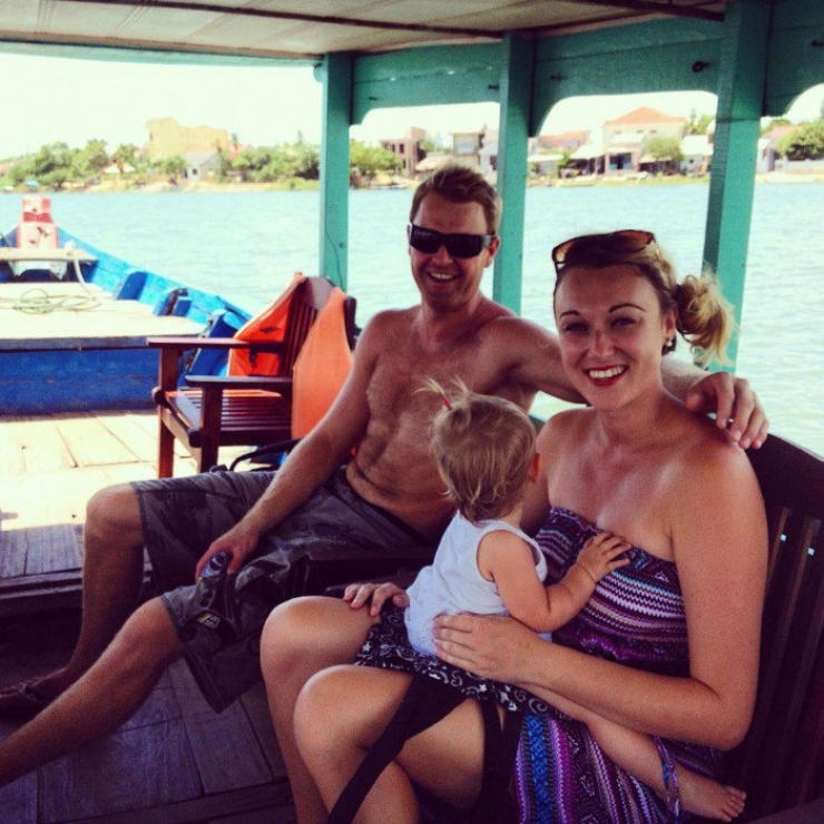 Illustration de l'article : She left to tour the world with her little 10-week old girl on her back... Some beautiful shots!