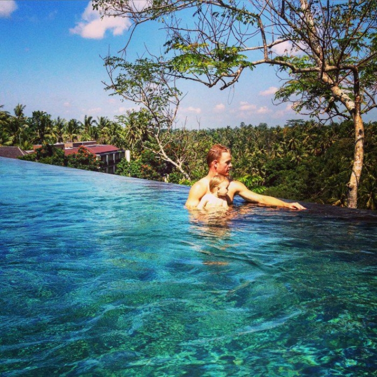 Illustration de l'article : She left to tour the world with her little 10-week old girl on her back... Some beautiful shots!