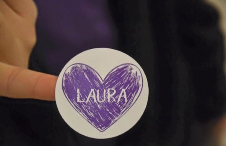 Illustration de l'article : After she died from cancer, what her school friends did at her funeral is admirable!