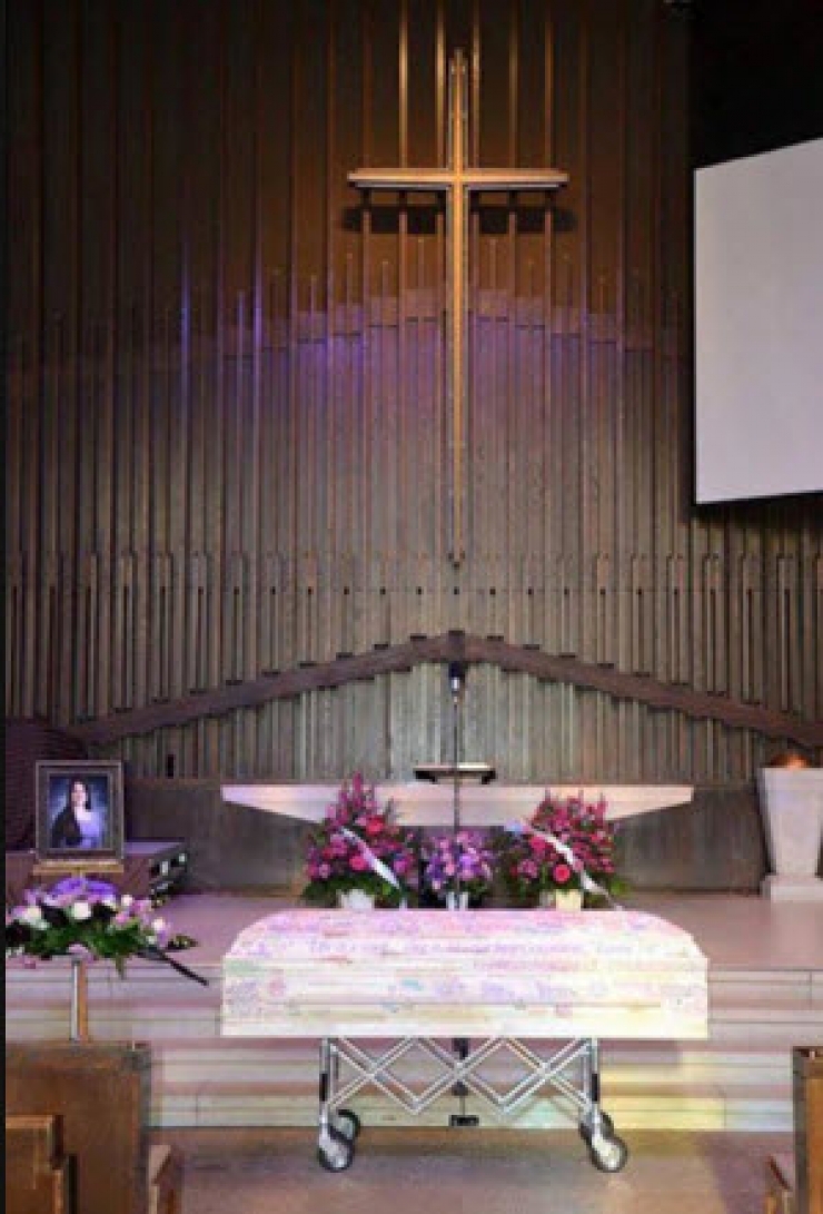 Illustration de l'article : After she died from cancer, what her school friends did at her funeral is admirable!