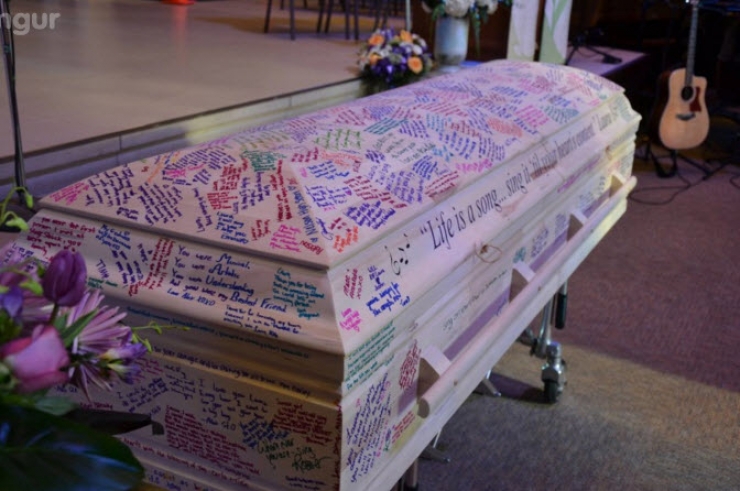 Illustration de l'article : After she died from cancer, what her school friends did at her funeral is admirable!