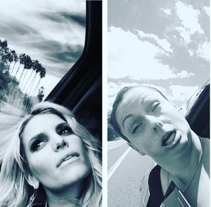 Illustration de l'article : She mocks Instagram celebrities by recreating their photos to show that they are only staged...