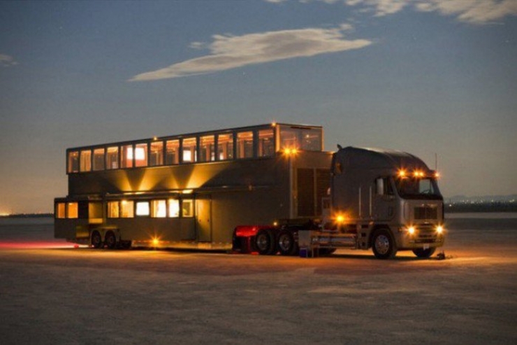 Illustration de l'article : 2.6 million euros, that's the price of this luxury motor home... Wait until you see the inside!