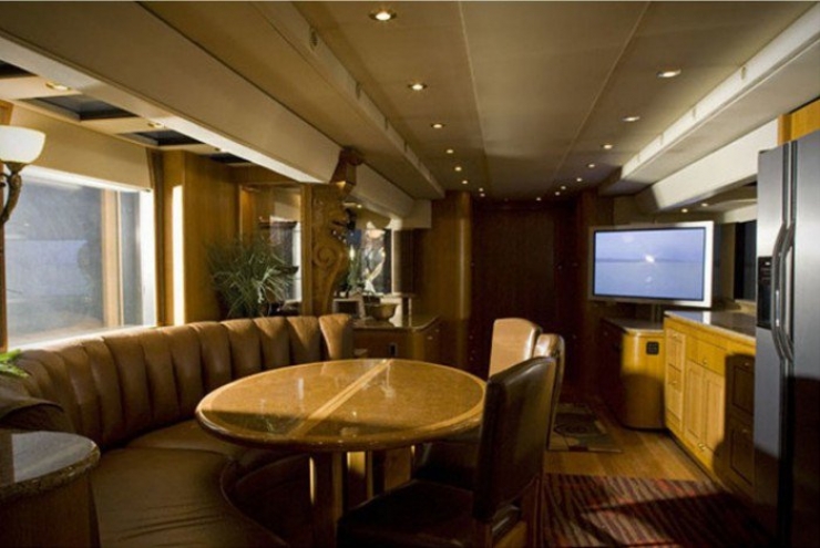 Illustration de l'article : 2.6 million euros, that's the price of this luxury motor home... Wait until you see the inside!