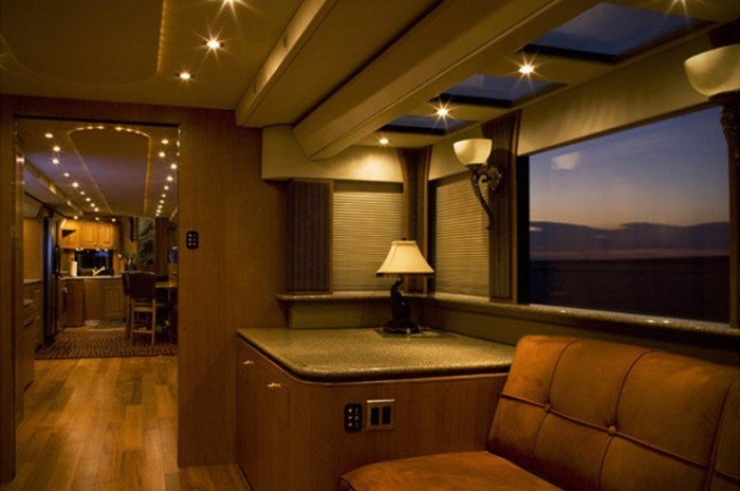 Illustration de l'article : 2.6 million euros, that's the price of this luxury motor home... Wait until you see the inside!