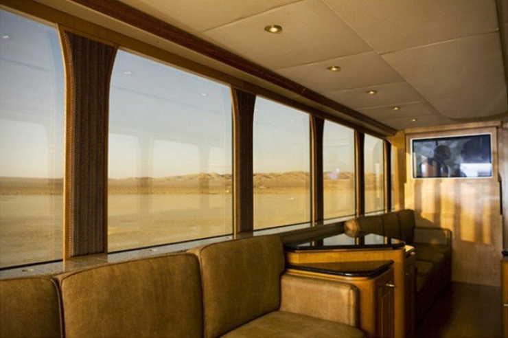 Illustration de l'article : 2.6 million euros, that's the price of this luxury motor home... Wait until you see the inside!