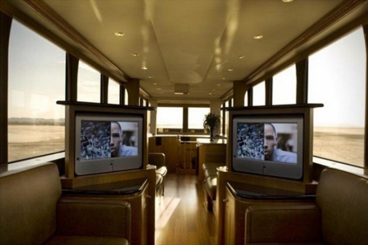 Illustration de l'article : 2.6 million euros, that's the price of this luxury motor home... Wait until you see the inside!